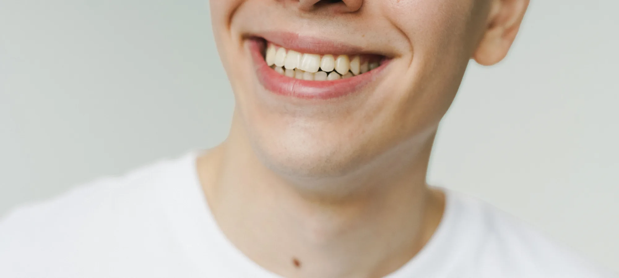 Nahaufnahme eines lächelnden Mundes mit gesunden Zähnen