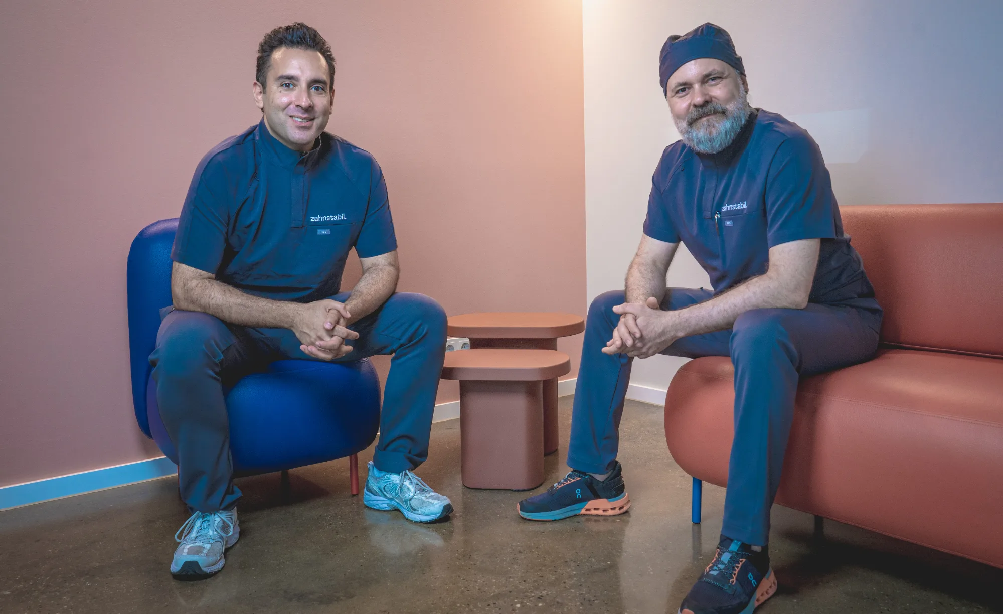 Ph.D. Taylan Can und Dr. Pouyan Ebnetorab im Wartebereich der Praxis
